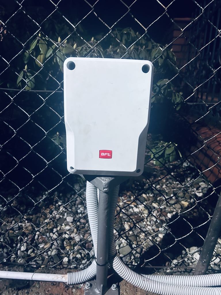 Montaż napędu bramy dwuskrzydłowej opolskie – kompleksowa instalacja z domofonami bezprzewodowymi