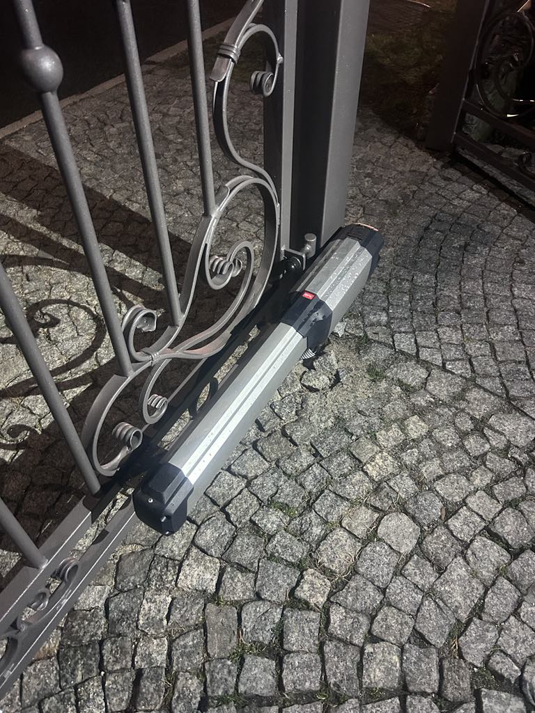 Montaż napędu bramy dwuskrzydłowej opolskie – kompleksowa instalacja z domofonami bezprzewodowymi