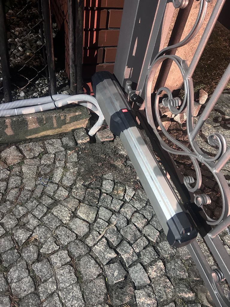 Montaż napędu bramy dwuskrzydłowej opolskie – kompleksowa instalacja z domofonami bezprzewodowymi