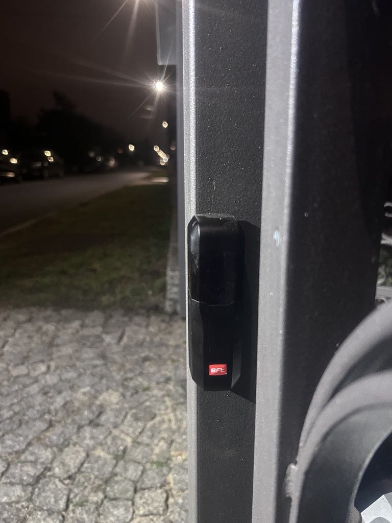 Montaż napędu bramy dwuskrzydłowej opolskie – kompleksowa instalacja z domofonami bezprzewodowymi