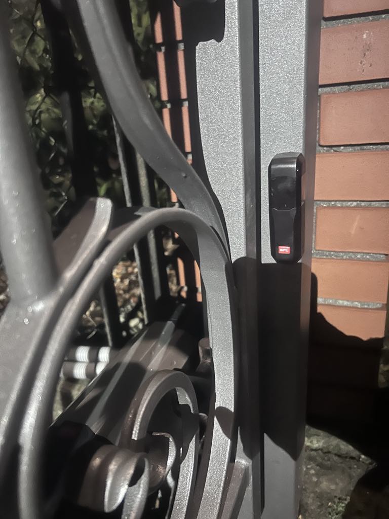 Montaż napędu bramy dwuskrzydłowej opolskie – kompleksowa instalacja z domofonami bezprzewodowymi