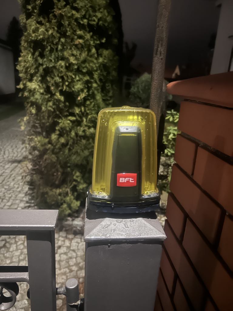 Montaż napędu bramy dwuskrzydłowej opolskie – kompleksowa instalacja z domofonami bezprzewodowymi