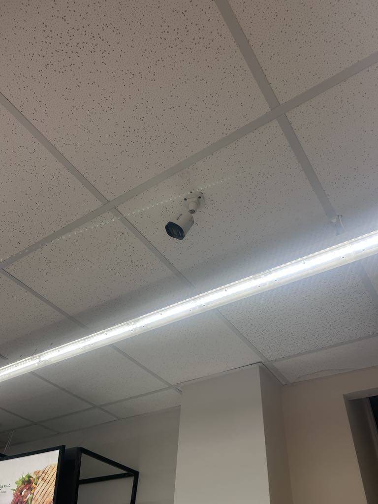 Montaż kamer w sklepach Żabka – Bezpieczeństwo w Twojej sieci sklepów