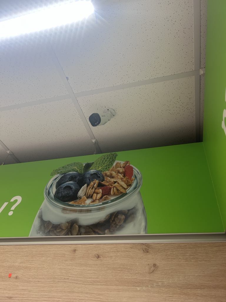 Montaż kamer w sklepach Żabka – Bezpieczeństwo w Twojej sieci sklepów